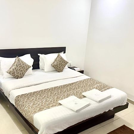 אחמדאבאד Hotel Dev Palace מראה חיצוני תמונה