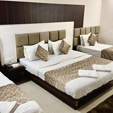 אחמדאבאד Hotel Dev Palace מראה חיצוני תמונה