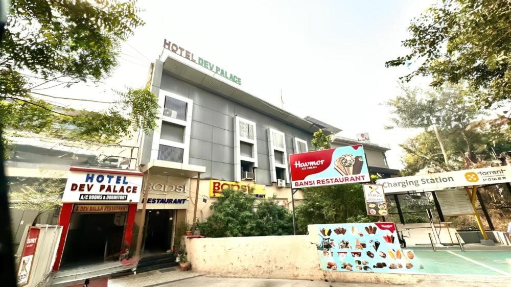 אחמדאבאד Hotel Dev Palace מראה חיצוני תמונה