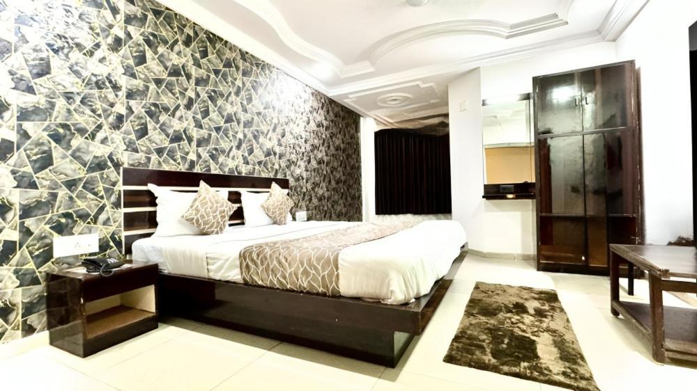 אחמדאבאד Hotel Dev Palace מראה חיצוני תמונה