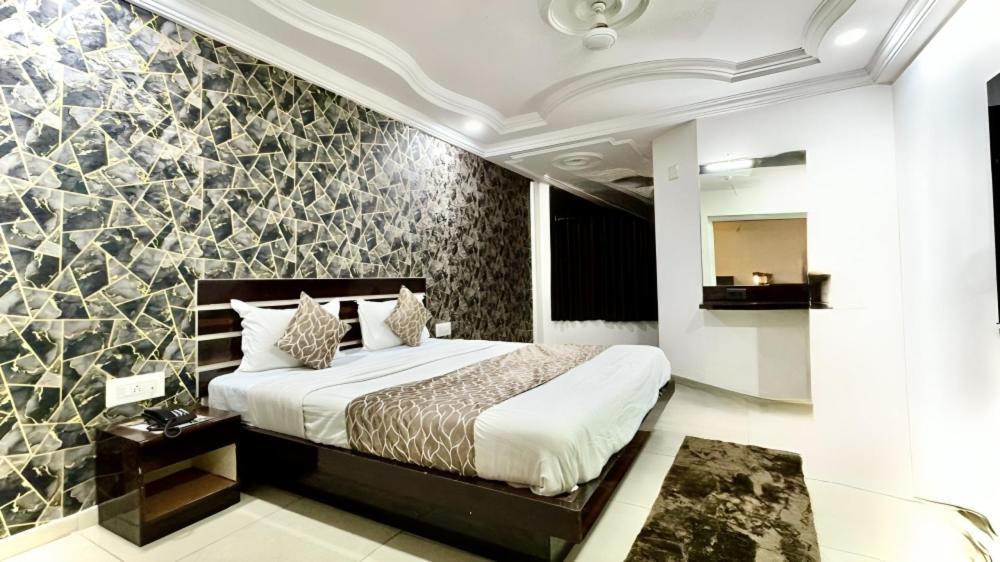 אחמדאבאד Hotel Dev Palace מראה חיצוני תמונה