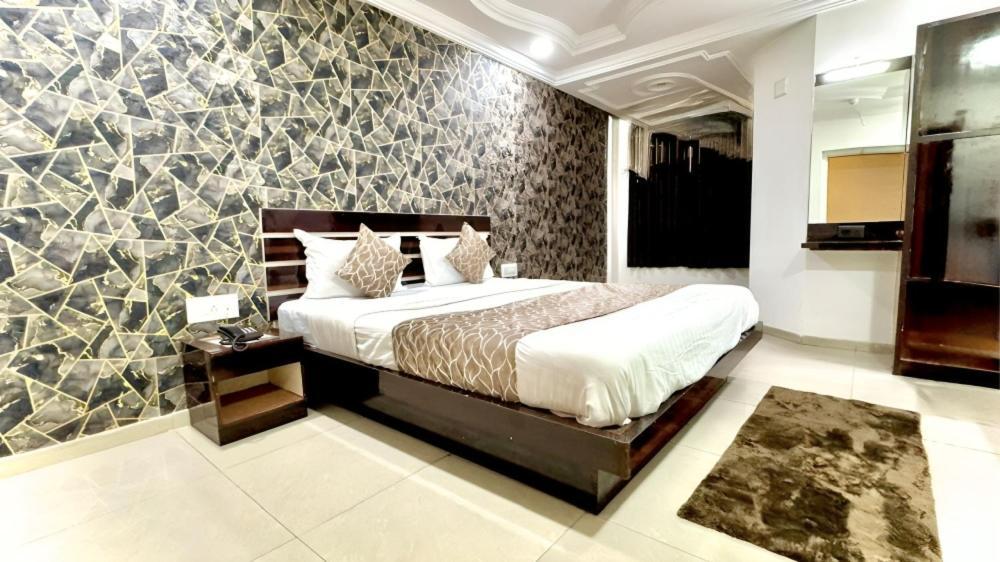 אחמדאבאד Hotel Dev Palace מראה חיצוני תמונה