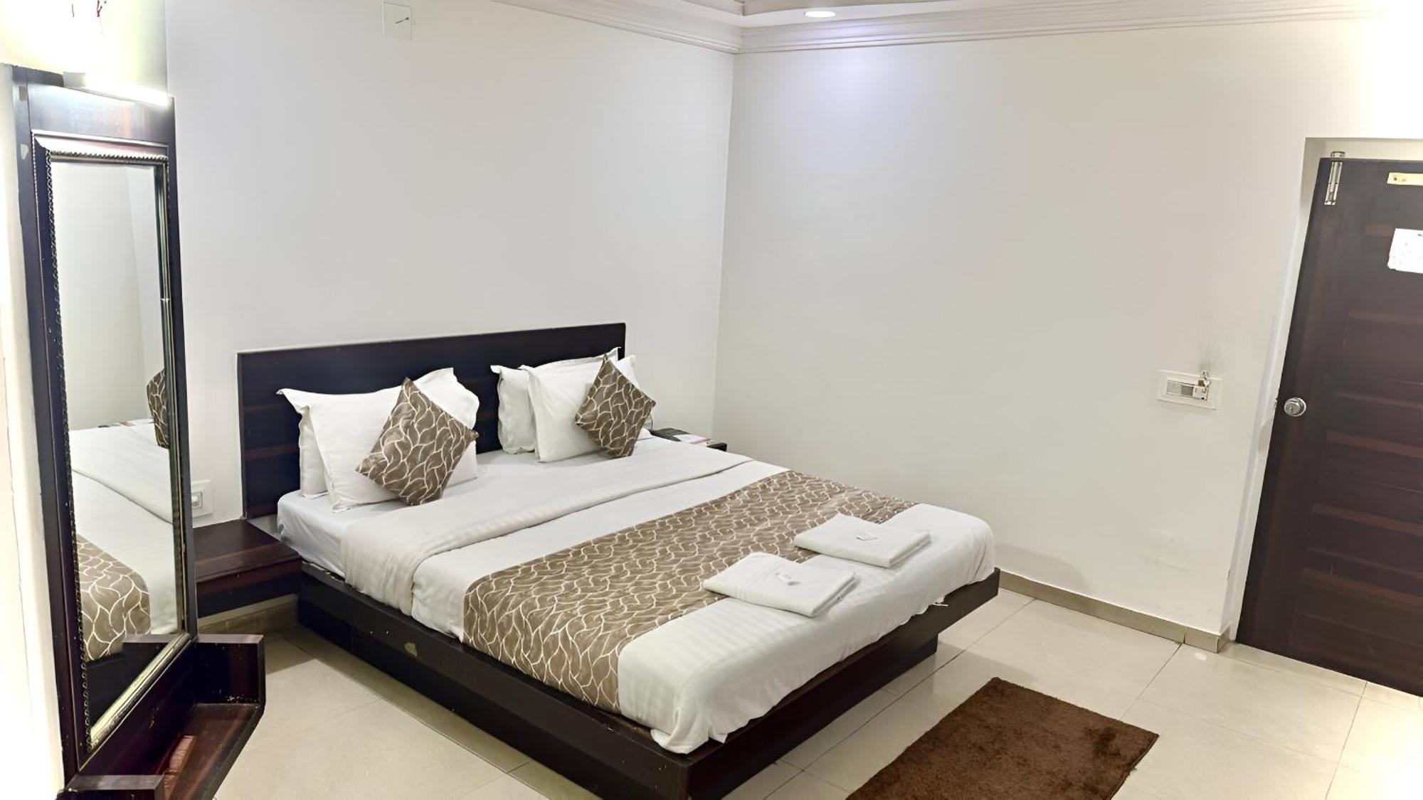 אחמדאבאד Hotel Dev Palace מראה חיצוני תמונה