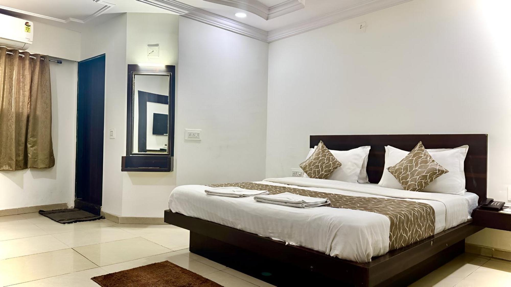 אחמדאבאד Hotel Dev Palace מראה חיצוני תמונה