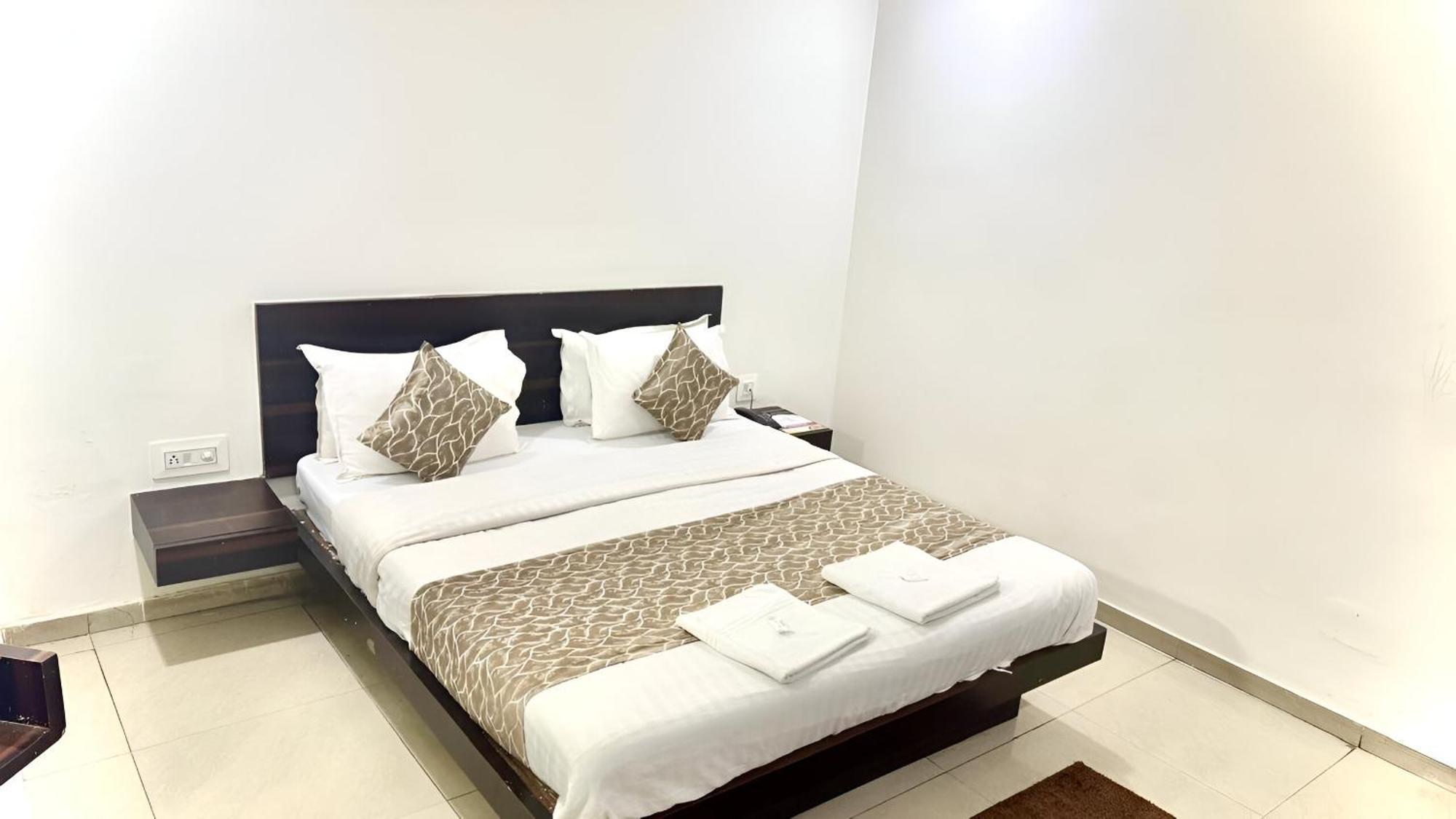 אחמדאבאד Hotel Dev Palace מראה חיצוני תמונה