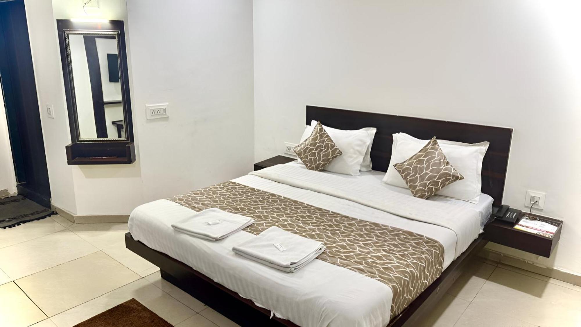 אחמדאבאד Hotel Dev Palace מראה חיצוני תמונה