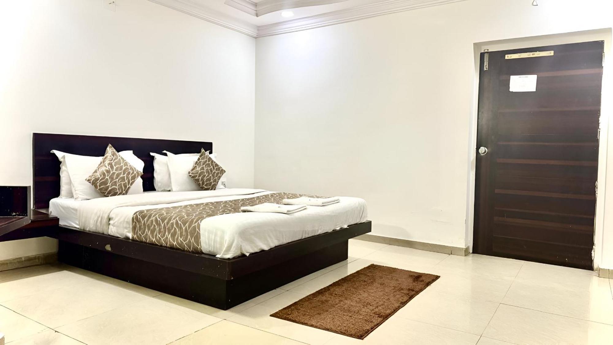 אחמדאבאד Hotel Dev Palace מראה חיצוני תמונה