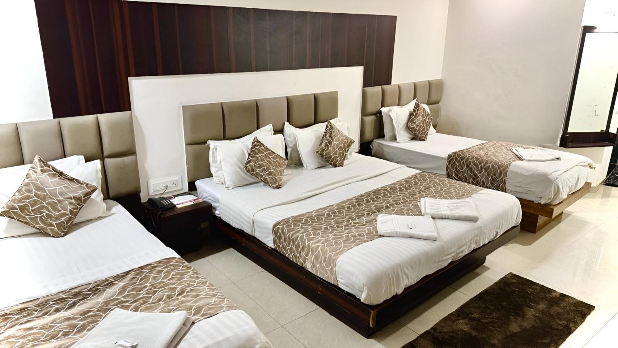 אחמדאבאד Hotel Dev Palace מראה חיצוני תמונה