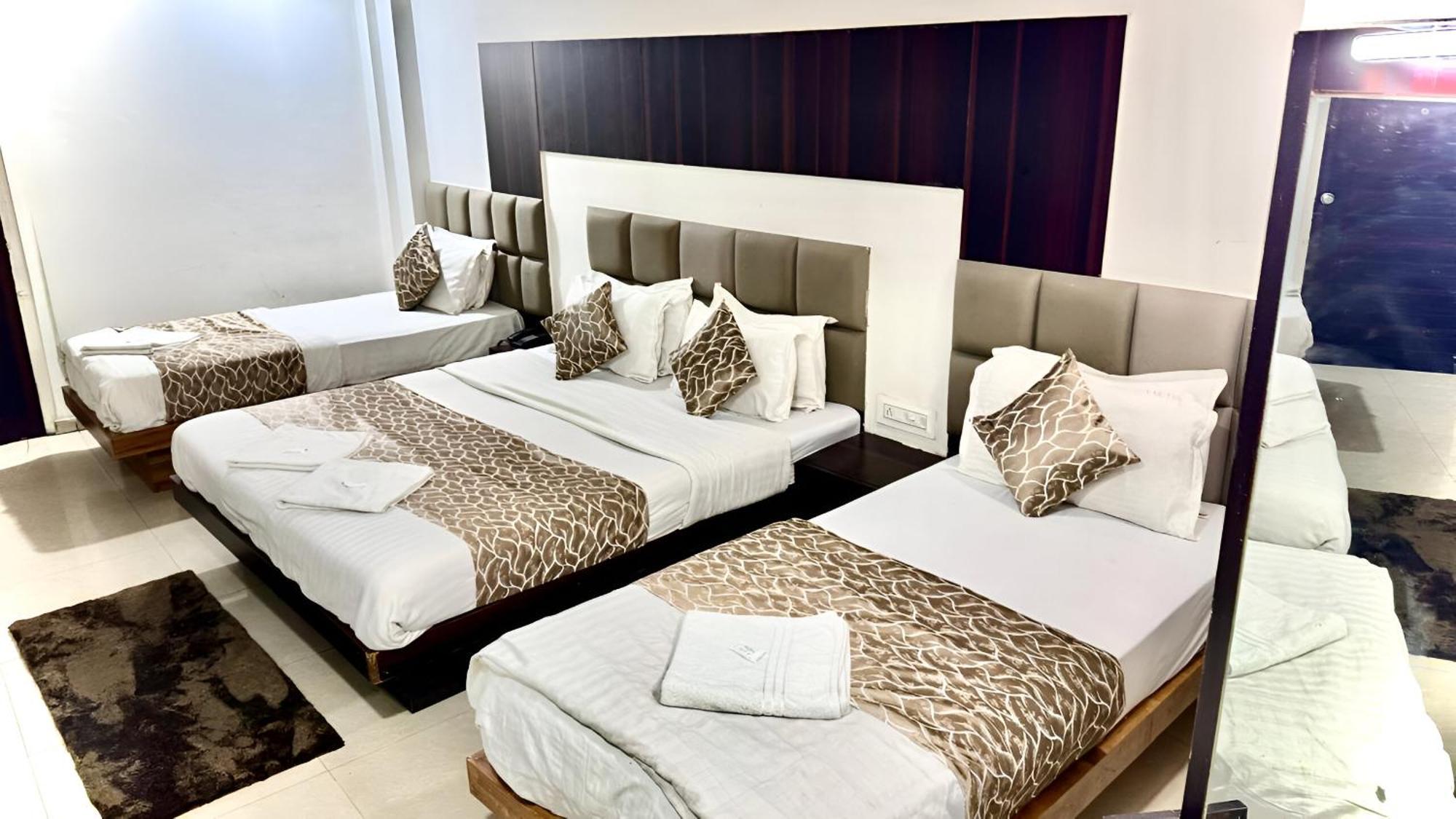 אחמדאבאד Hotel Dev Palace מראה חיצוני תמונה