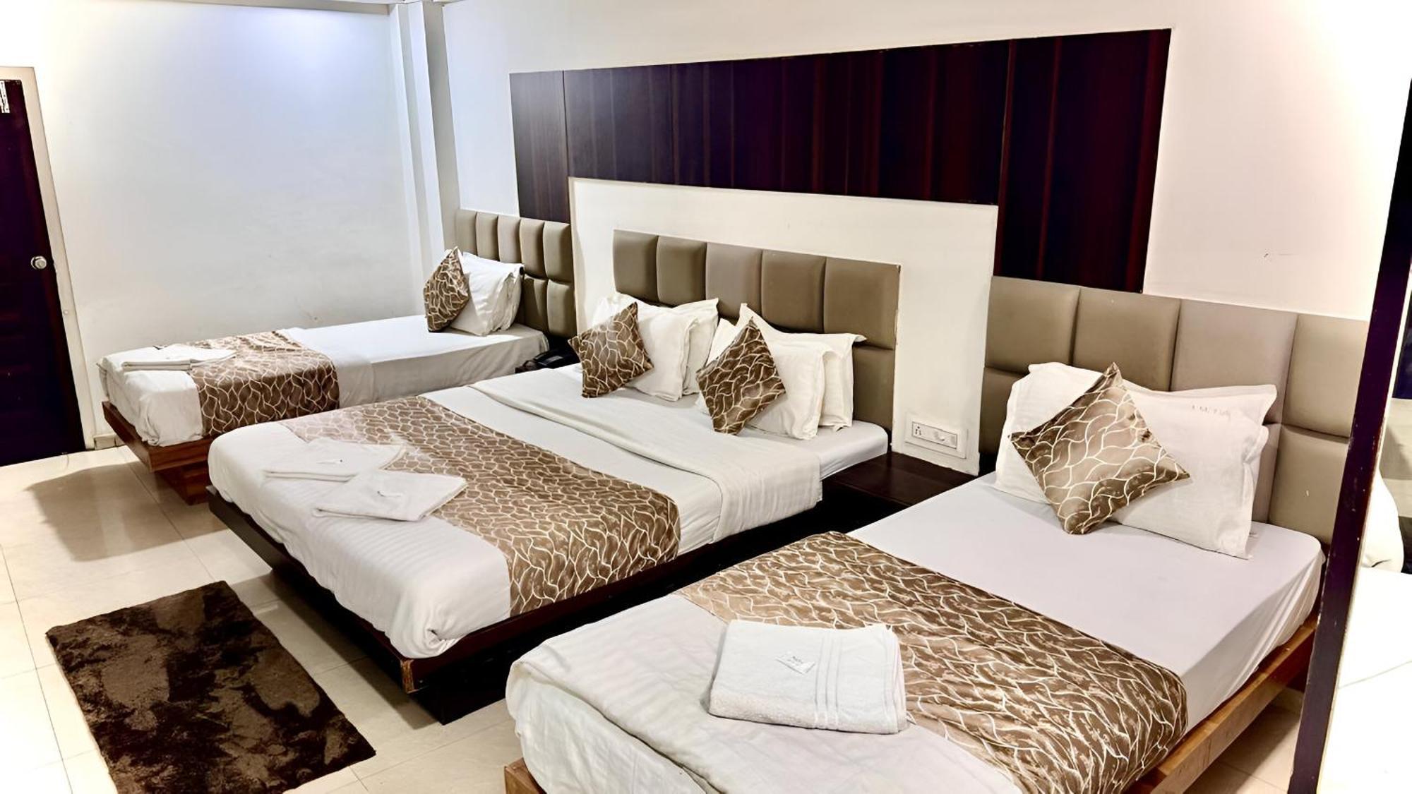 אחמדאבאד Hotel Dev Palace מראה חיצוני תמונה