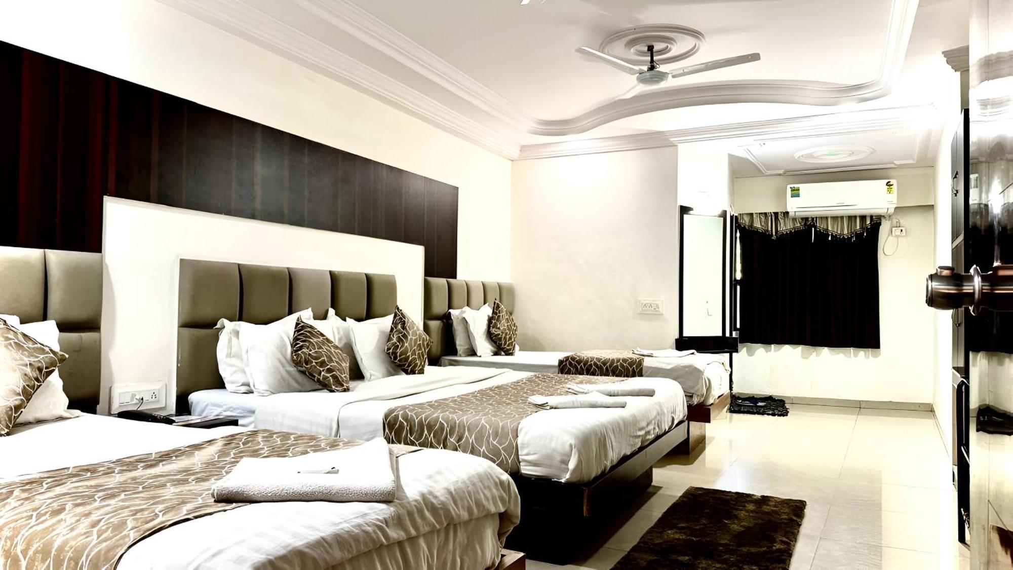 אחמדאבאד Hotel Dev Palace מראה חיצוני תמונה