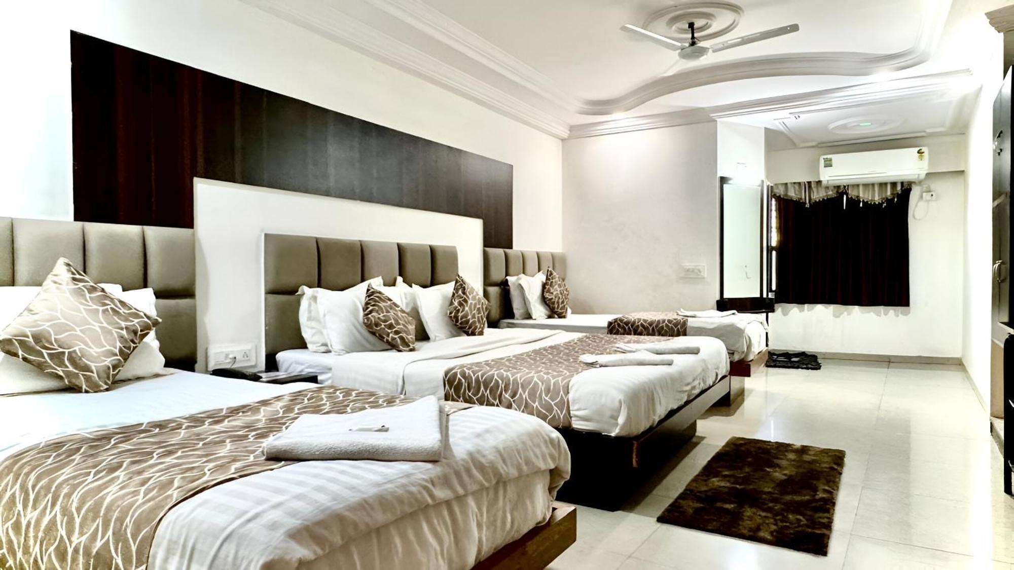 אחמדאבאד Hotel Dev Palace מראה חיצוני תמונה